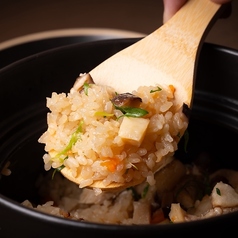 【炊きたてを味わう自慢の土鍋ご飯】あぐー豚の釜めしやシマダコの土鍋ご飯など豊富にご用意！の写真