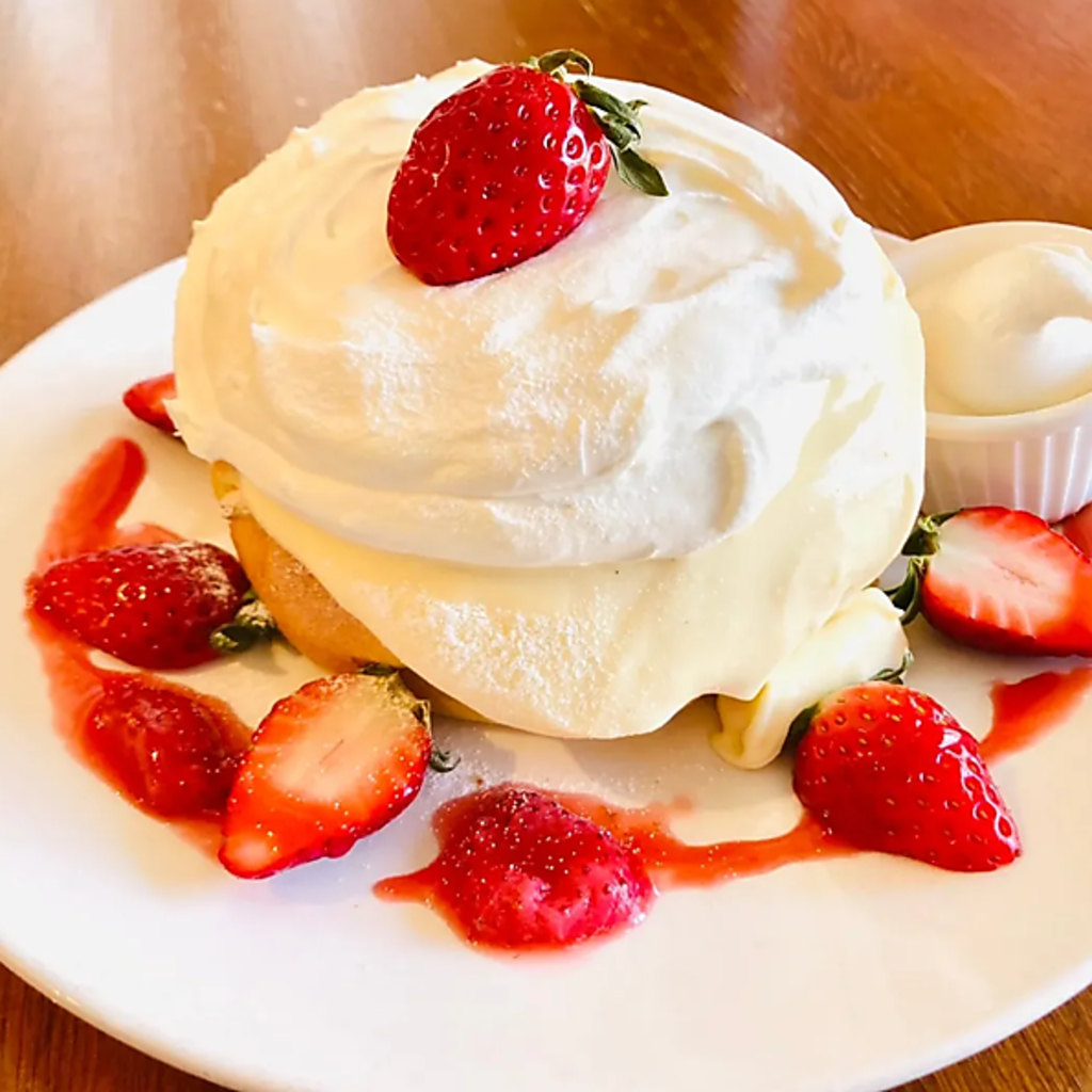 ふわふわ食感が魅力のパンケーキ。見た目も可愛く、思わず写真を撮りたくなる一皿です♪