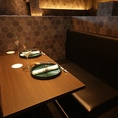 【カップルシート】お二人だけの空間でゆったりとお食事を楽しめるソファ席はデート利用におすすめ。鉄板カウンター席からは少し離れますが、高さを付けているので中央の鉄板焼カウンター席の調理風景やパフォーマンスをお楽しみ頂くことができます！
