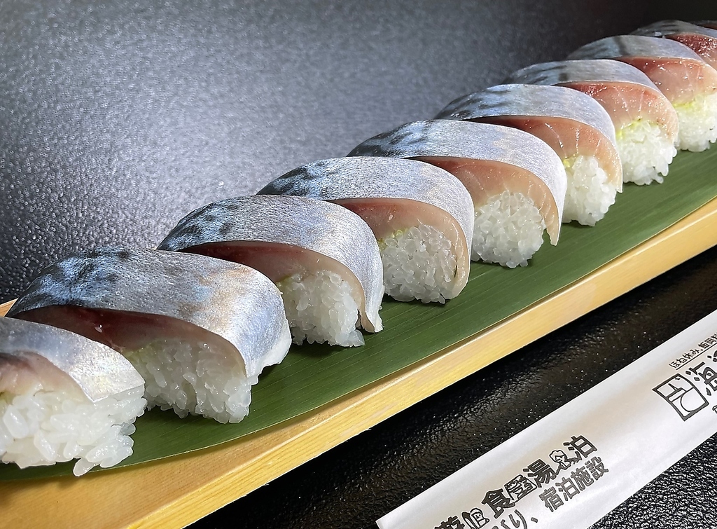 脂がのったサバで造った棒さば寿し、お持ち帰り品としても好評です。