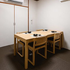 4名様まで着席できる広々とした個室が完備されています。周囲の目を気にせず、リラックスした雰囲気の中で特別な時間を過ごすことができます。友人や家族との集まりに最適で、心温まる料理を楽しみながら、楽しい会話が弾むこと間違いなしです。