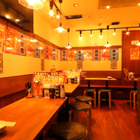 木を基調とした落ち着きのある店内