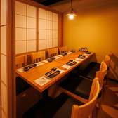 少人数様でご利用頂ける個室もご用意しております◎細部にまでこだわった内装が寛ぎの空間。拘りぬかれた店内は柔らかい間接照明の光に照らされたリラックス空間で接待やデート、大切な日のお食事に大人気。料理長自慢の料理の数々をゆったりとした空間でお愉しみ頂けます。