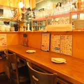 【距離が縮まるカウンター席】賑やかな店内で、不思議と2人の世界に浸れるカウンター席。肩を並べて呑むスタイルは、仕事帰りのカジュアルなデートに最適です◎肩肘張らないアットホームな雰囲気で会話も弾みます！