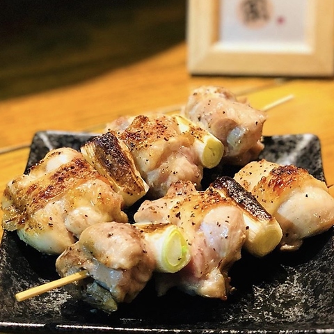 炭火でじっくりと焼き上げるこだわりの串を楽しめる居酒屋『まぼ家』です☆