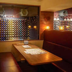 料理を囲んでワイワイ楽しめるアットホーム空間