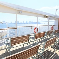 食後は海風を感じてリフレッシュ◎開放感あふれるデッキ