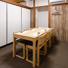 6名様までのグループに最適な広々とした個室となっております。大切な友人や家族との集まりにぴったりで、落ち着いた雰囲気の中でリラックスしながら過ごせます。周りを気にせず、心ゆくまで会話を楽しむことができるため、特別な日のお祝いにも最適です。