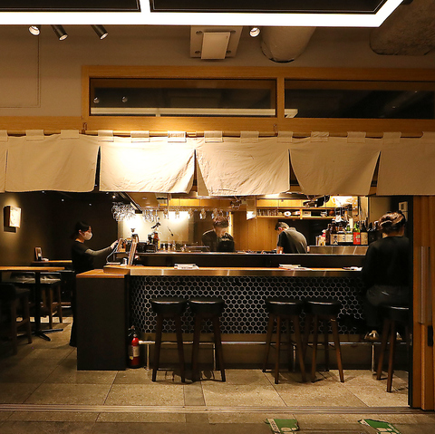 人形町駅から徒歩１分。炭の味わい深い香りが溢れる焼き鳥居酒屋