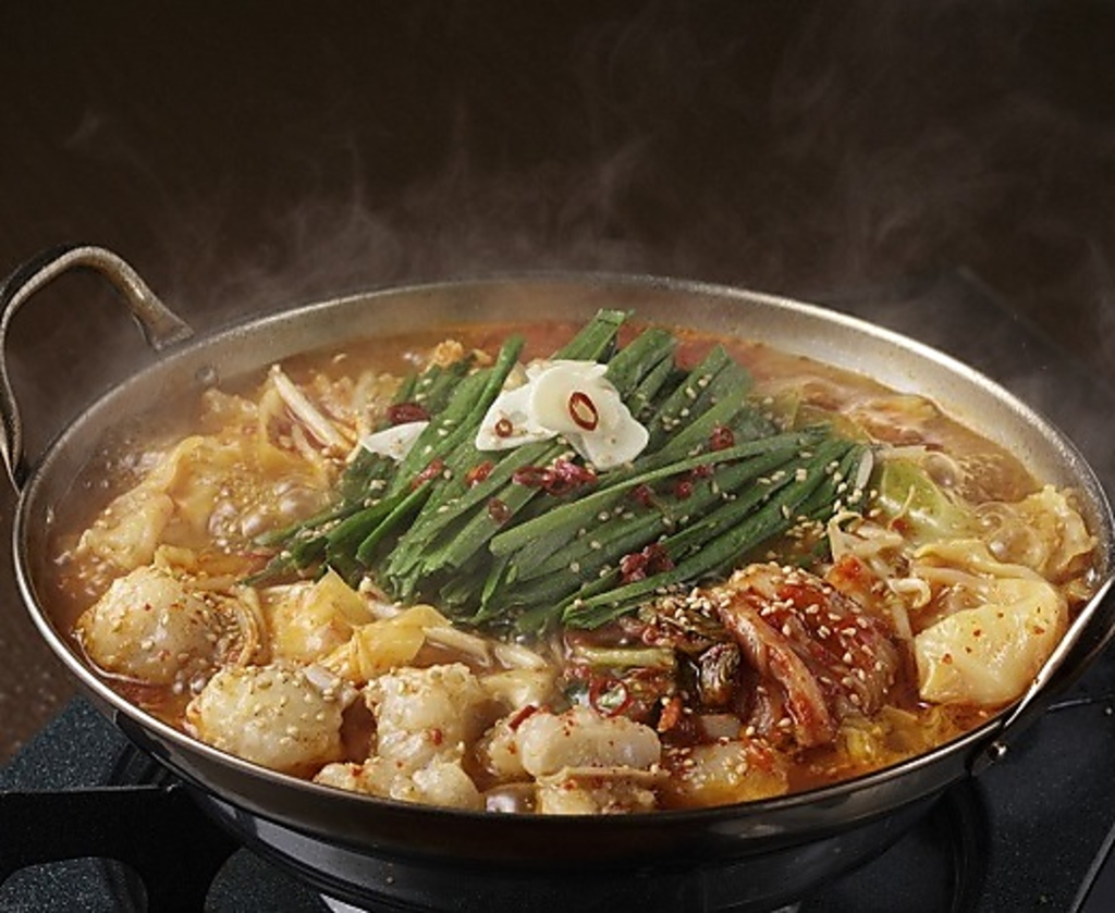 国産プリプリのホルモンを使用した『もつ鍋』。韓国仕込み赤いスープの「炎」でもっと深い味わいに！