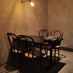 シックな雰囲気のテーブル席。様々なシーンでご利用可能！