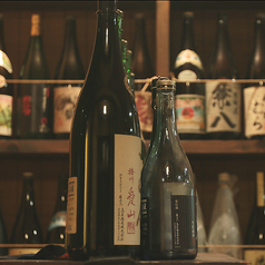 落ち着いた和の空間で、ゆったりと食事を楽しめるカウンター席をご用意しました。温かみのある木の質感と柔らかな照明が、心地よいひとときを演出します。落ち着きと温もりを感じる空間で、特別なひとときをお過ごしください。季節の料理とともに心ほどける時間をお届けします。ぜひゆったりとおくつろぎください。