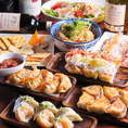 【充実の飲み放題付コース♪】幹事さん必見！当店自慢の餃子をはじめ、人気メニューを一度に楽しめる大満足のコースをご用意しました。豊富なドリンクが揃う飲み放題付で、お酒の好みが違うお仲間同士も安心です。