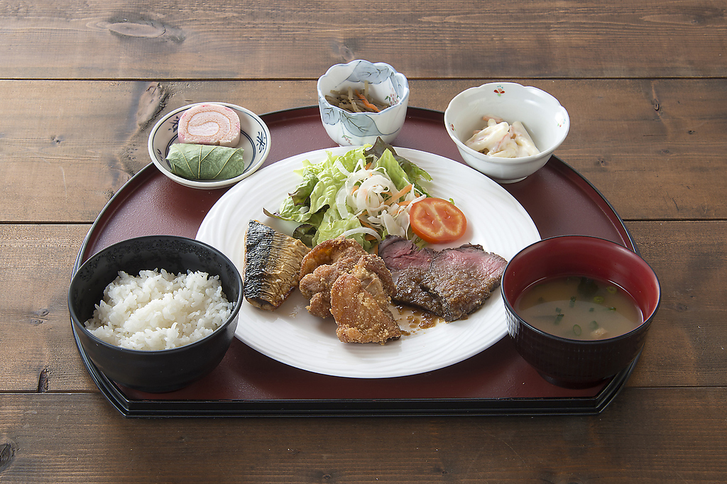 日曜日・祝日限定のホリデーランチを1500円(税込)でご用意。休日は少しだけ優雅にお食事もいいですね