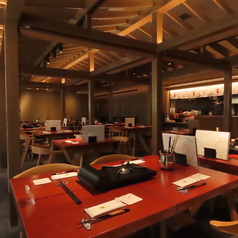 木の温かみとゴージャスな雰囲気を醸し出す赤いテーブル席のコントラストが、素敵な空間を演出しています。ぜひ、店内の美しい様子を楽しみながら、お食事をご堪能ください。落ち着いた雰囲気の中で、心地よいひとときをお過ごしいただけます。特別な時間を、ぜひ当店でお楽しみください。