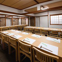 20名様までご着席頂けるテーブル個室をご用意しております。大人数でのご宴会時におすすめです。同窓会や会社での宴会時に最適です。落ち着いた雰囲気の中で旬の食材を使用したお料理やお酒をお楽しみいただけます。