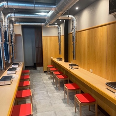 おひとり様はもちろん、ご夫婦やカップル、ご友人同士でもご利用いただけるカウンター席をご用意しております！お仕事帰りのサク飲みやサシ飲み、カジュアルなお食事や大切な方との記念日にも大変使いやすい、プライベート空間を大事にしながらご飲食を楽しめるお席です♪旨い焼肉と旨い酒を嗜みながらしっぽり過ごすのも◎