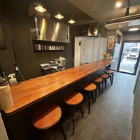 対面カウンターで落ち着いた雰囲気♪