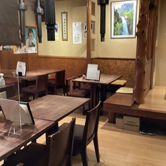 明るい茶系を基調とした落ち着いた店内。２名様用のテーブルが４卓あります。組み合わせは自由です。