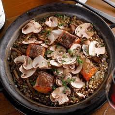 《季節限定》【ディナー限定】秋鮭の炭火焼きと旬の茸のBistro風炊き込み飯(約2-3人前)