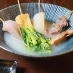 鶏の旨みが染みた特製塩だし。お酒との相性抜群の自慢のおでん。