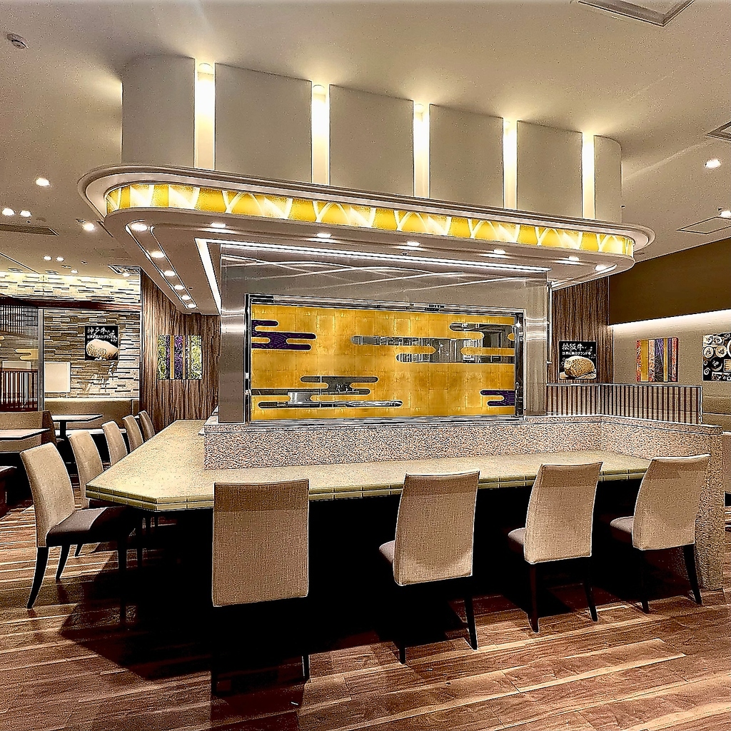 白を基調として席幅広く設けた店内でゆっくりお過ごしください