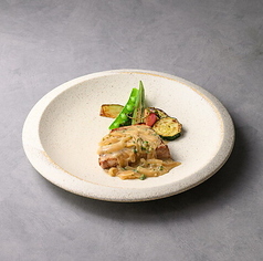 京都日吉豚のコンフィ タマネギとコルニッションのソース