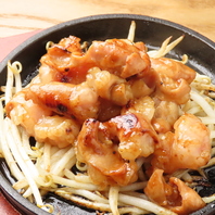 鉄板料理や一品料理を心ゆくまで味わう