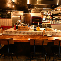 ピザとお酒を楽しめる、居心地の良いカジュアルな空間