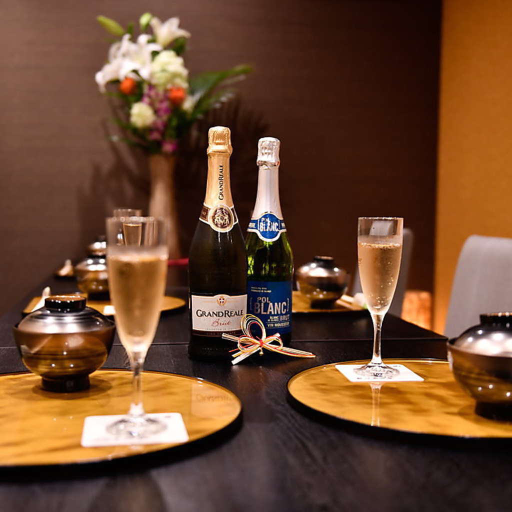 ２名様からお使い頂ける個室を完備しております。用途に合わせてご利用下さい。