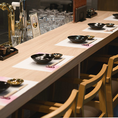 お一人様大歓迎のカウンター席となっております。目の前で調理の様子を見ることができる臨場感のあるお席が魅力。仕事帰りにサクッと一杯飲みたい時にもおススメです。お仕事を頑張った自分へのご褒美に美味しい割烹料理とお酒はいかがですか。