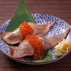 炙り牛タンこぼれいくら寿司（2貫）