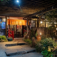 美しい見た目の、赤い橋が架かる当店で、ごゆっくり◎