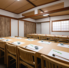 最大80名様までご着席頂ける2階貸切が可能です。大人数でのご宴会時におすすめです。同窓会や会社での宴会時など様々なシーンでご利用いただけます。フロアごとの貸切なので周りを気にせずゆったりとお過ごしいただけます。