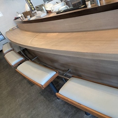 カウンター席ございます。