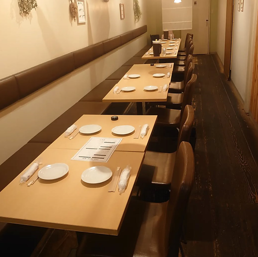 明るく開放感のある店内。落ち着いた空間でゆったりと食事や会話を楽しめます♪