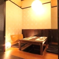 【半個室】お座敷、半個室席です。友人や家族、同僚との特別なひとときを過ごすなら、ぜひご利用ください。自慢の料理と上質なサービスが、皆様のお祝いや記念日を華やかに彩ります。お客様のご要望に合わせたカスタマイズも可能ですので、お気軽にご相談ください。素敵な時間を過ごすために、当店をご利用ください。