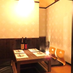 【半個室】お座敷、半個室席です。友人や家族、同僚との特別なひとときを過ごすなら、ぜひご利用ください。自慢の料理と上質なサービスが、皆様のお祝いや記念日を華やかに彩ります。お客様のご要望に合わせたカスタマイズも可能ですので、お気軽にご相談ください。素敵な時間を過ごすために、当店をご利用ください。
