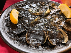 【海の旨味が凝縮された逸品】イカスミのパエリアの写真