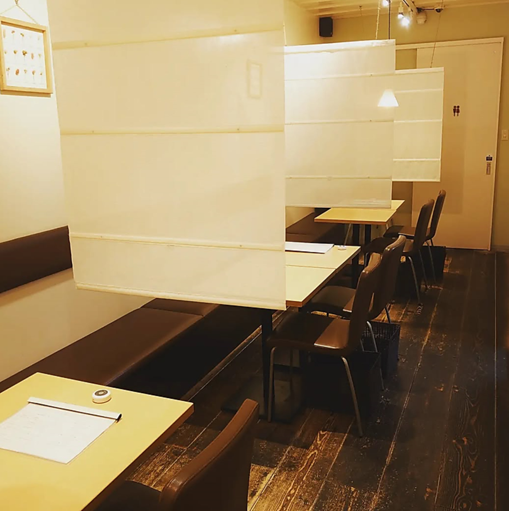 ゆとりのあるテーブル席で快適に過ごせます。女子会やグループ利用にも使いやすいお席です◎