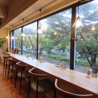 緑を望む、開放感溢れる空間