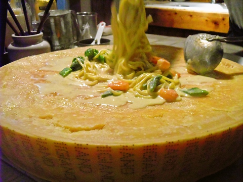 大きなチーズの中で、絡めて作るパスタを目の前で。ノンノといえばやっぱりこれ！