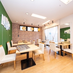 多様なシーンに対応できる、テーブル席をご用意しています。ランチやディナー、宴会など、さまざまなニーズにお応えします。広々とした空間で、特別なひとときをお楽しみいただけます。人数に応じて柔軟にアレンジできる席配置で、心地よい食事体験を提供いたします。ぜひ、仲間や家族と共に素敵な時間をお過ごしください。