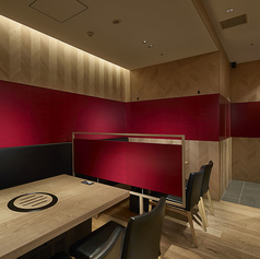 広々としたテーブルのお席もご用意しております。4名様まで幅広くご利用いただけ、カジュアルな食事からビジネスランチまで、様々なシーンで活躍します。気心知れたご友人や同僚、ご家族と共に楽しんでいただけます。