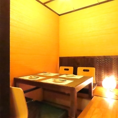 【半個室】お座敷、半個室席です。友人や家族、同僚との特別なひとときを過ごすなら、ぜひご利用ください。自慢の料理と上質なサービスが、皆様のお祝いや記念日を華やかに彩ります。お客様のご要望に合わせたカスタマイズも可能ですので、お気軽にご相談ください。素敵な時間を過ごすために、当店をご利用ください。