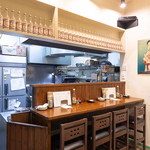 オープンキッチンの臨場感！調理工程を見て、聞いて、香りと共に楽しめます。デートや飲み会等にも◎