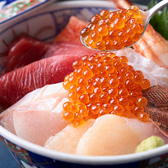 毎朝仕入れる魚は、信頼を置く仲卸から直接届く豊洲直送。鮮度はもちろん、その日一番の状態を見極めて仕入れるため、季節ごとの旨みをしっかり味わえます。刺身はもちろん、焼きや煮付けなど料理に合わせて最適な調理法でご提供。素材本来の美味しさを大切にしています。