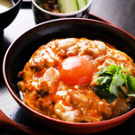 ランチの看板メニュー『親子丼膳』。とろとろの濃厚卵とジューシーな鶏肉・・・当店自慢の一品です！