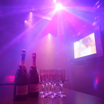 全面貸切は着席50名まで、立食なら100名までOK！スモークマシーンやミラーボールも無料で利用OK