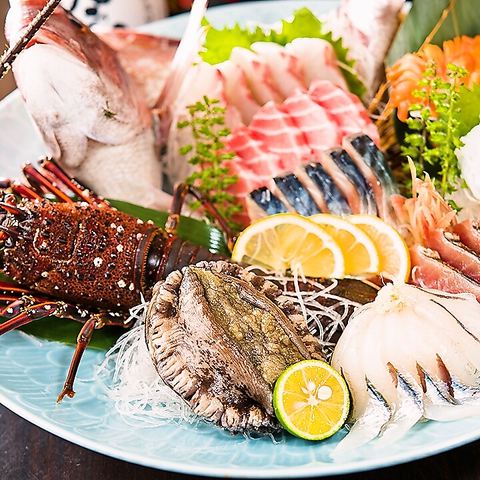 桜木町駅前!!巨大生簀が並び,生きたままの最高の海の食材が味わえるすし魚遊